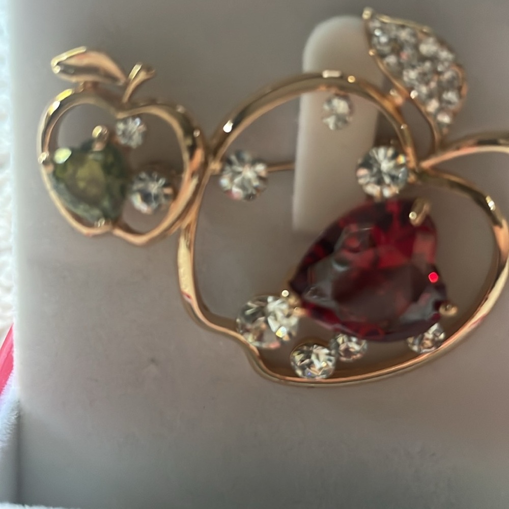 Beautiful Brooche - Picture 2 of 3